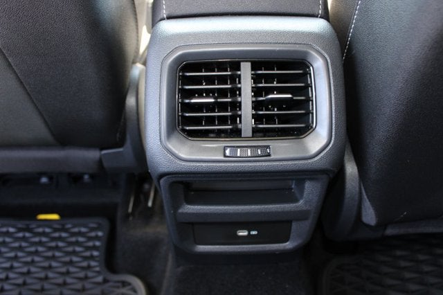 2025 Volkswagen Taos SE Black