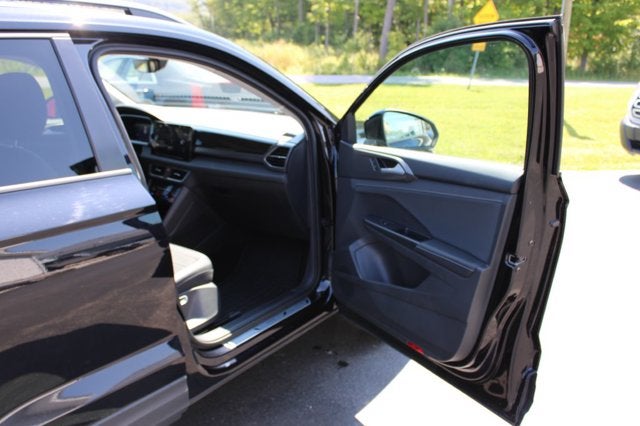 2025 Volkswagen Taos SE Black